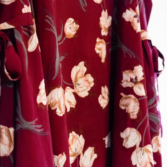 🥀 $5 bundle with any other item! Floral Top! - Picture 3 of 3